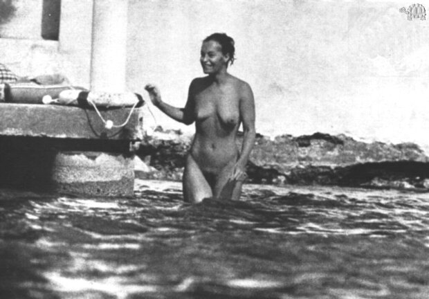Romy Schneider fully nude paparazzi image